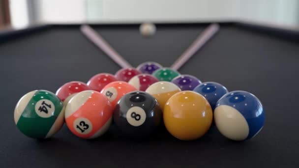 Close-up de uma mesa de bilhar com bolas e taco para jogar dentro de casa. Snooker jogo de mesa para o entretenimento dos turistas — Vídeo de Stock