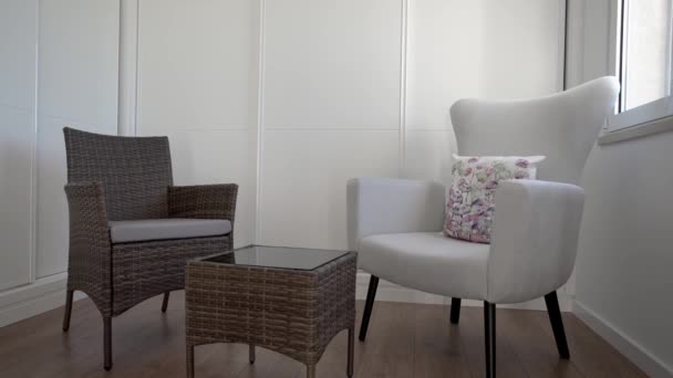 Zbliżenie tapicerowanych krzeseł z poduszkami w nowoczesnym pokoju do dekoracji wnętrz. — Wideo stockowe