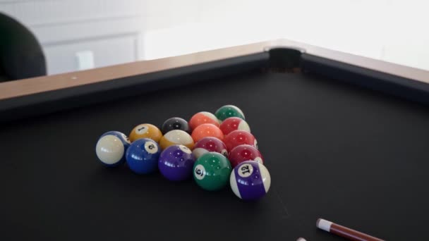 Közelkép egy biliárdasztalról golyókkal és dákóval a házon belül. Asztali játék snooker a szórakozás a turisták — Stock videók