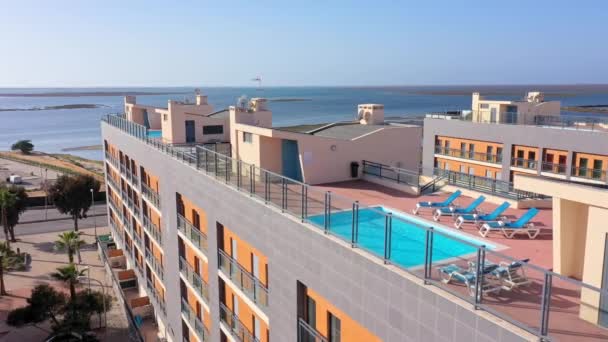 Vista aérea da zona urbana de portugal, no sul de casas com modernas infra-estruturas piscinas com vista para o mar. Cidade do Sul de Portugal Olhao. — Vídeo de Stock