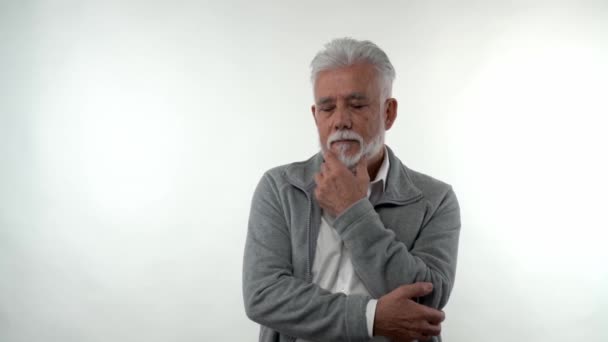 Porträt eines älteren kaukasischen stilvollen Mannes in traurigem depressivem Zustand, der im Studio vor weißem Hintergrund posiert. Konzept der Trendalterung. — Stockvideo