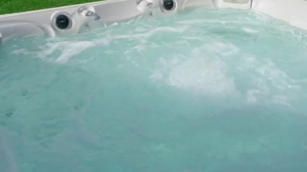 Крупный план поверхности современной гидромассажной ванны для релаксации и реабилитации в отеле. Пузырьки воды в ванне под давлением кислорода. — стоковое видео