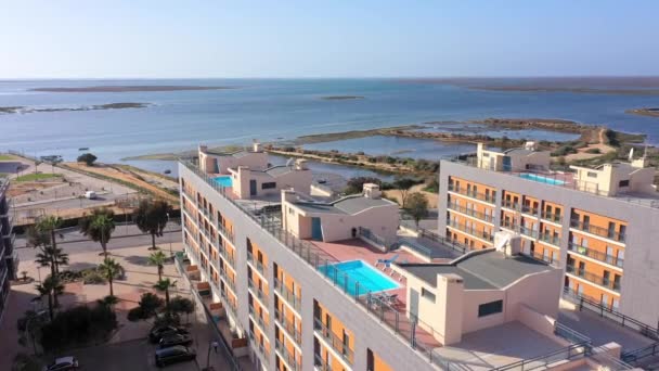 Vista aérea da zona urbana de portugal, no sul de casas com modernas infra-estruturas piscinas com vista para o mar. Cidade do Sul de Portugal Olhao. — Vídeo de Stock