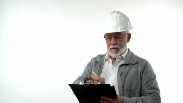 Bearded Elderly Pensioner Man Construction Helmet Writes Annotations Pen Writing — Vídeos de Stock