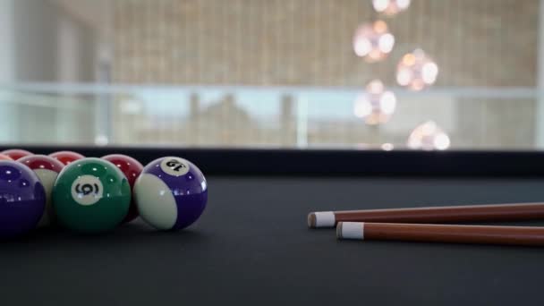 多色のビリヤードボールは ゲームルームにぼやけた背景とテーブルの上の合図でスヌーカー 高品質4K映像 — ストック動画