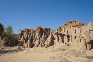 Bu yer, son zamanlardaki tektonik hareketler sonucu oluşmuştur. Jeologların yaklaşık 10.000-30,000 yıl önce oluştuğu varsayılan hidroelektrik ve rüzgar erozyonuyla birleşmiştir.
