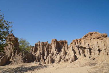 Bu yer, son zamanlardaki tektonik hareketler sonucu oluşmuştur. Jeologların yaklaşık 10.000-30,000 yıl önce oluştuğu varsayılan hidroelektrik ve rüzgar erozyonuyla birleşmiştir.