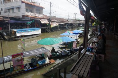 Amphawa Yüzen Pazarı, Samut Songkhram, Tayland-4 Mayıs 2019: Amphawa Yüzen Piyasa Resimleri.