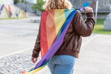 Ya da LGBT gökkuşağı bayrağı altında lezbiyen bir aktivist. Gurur kavramı. Gurur ayı. 