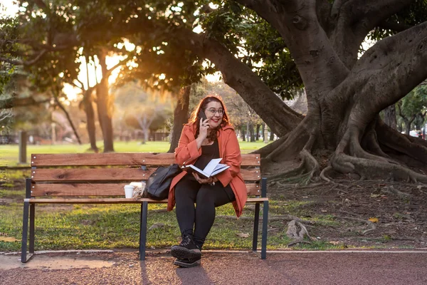 Una Mujer Ejecutiva Tamaño Grande Que Trabaja Aire Libre Ella — Foto de Stock