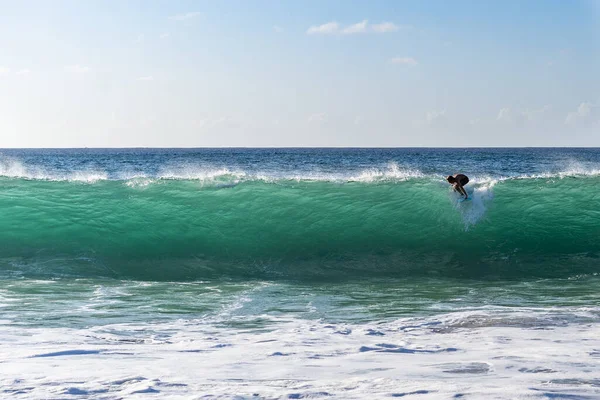 Surfista Che Cavalca Onda — Foto Stock