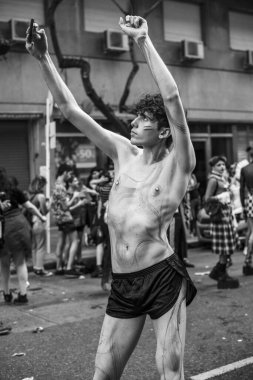 Genç katılımcı Buenos Aires 'teki yıllık LGBT Onur Yürüyüşü' nde selfie çekiyor..