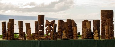 Maui, Kaanapali 'de deniz kenarında bir masada tahta Tikis.