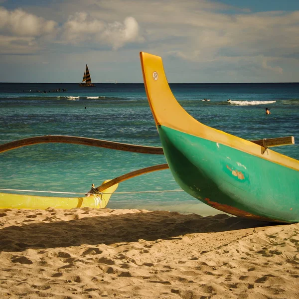 Waikiki Sahili, Oahu, Hawaii 'de kumsalda bir kano.