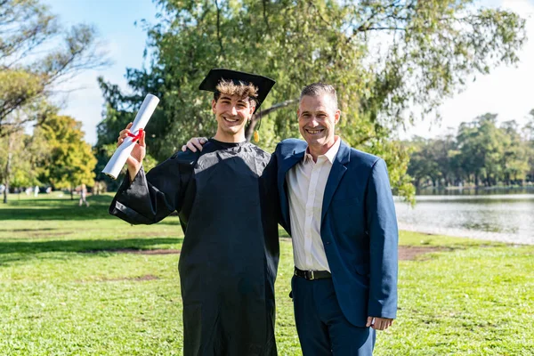 Portrait Happy Caucasian Graduated Young Man His Father His Graduation — Fotografia de Stock