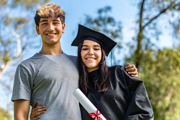 Happy Caucasian Graduated Girl Her Boyfriend Her Brother Her Graduation — ストック写真