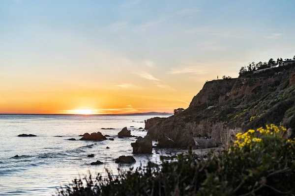 El Matador Sahili 'nde okyanus kenarında gün batımı