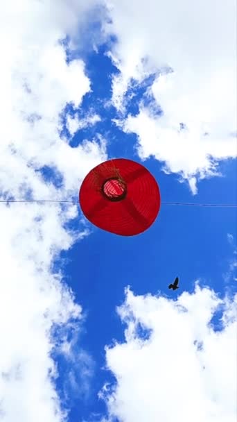 Vista Ángulo Bajo Una Linterna Roja Que Sopla Por Viento — Vídeos de Stock