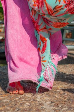 Dışarıda çıplak ayakla yürürken kadının bacaklarını kapat..