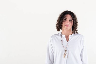 Kameraya bakarken beyaz arka planda beyaz yoga kıyafetleri giymiş genç bir adamın portresi. Uzayı kopyala Stüdyo Çekimi.