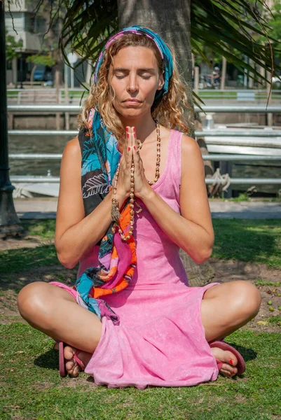 Mujer Joven Sentada Con Las Piernas Cruzadas Mientras Medita Con — Foto de Stock