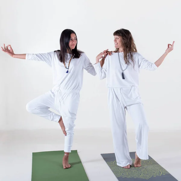 Dos Mujeres Vestidas Blanco Haciendo Yoga Sobre Fondo Blanco — Foto de Stock