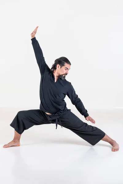 Hombre Vestido Negro Haciendo Yoga Sobre Fondo Blanco Captura Estudio —  Fotos de Stock