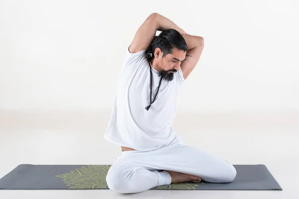 Hombre Vestido Blanco Haciendo Yoga Sobre Una Alfombra Sobre Fondo — Foto de Stock