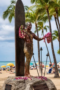 Duke Kahanamoku ikonik heykeli, modern sörfün babası olarak kabul edilir.