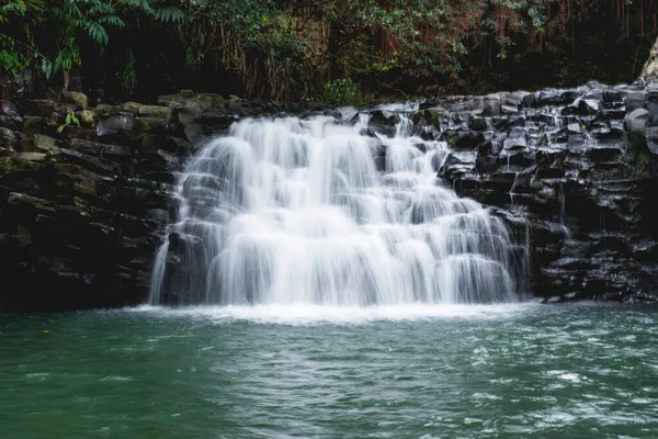 Maui, Hawaii, ABD 'deki Hana gezisinde şelale noktası.
