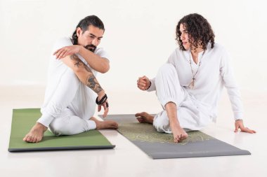 Yoga hocası genç bir adama yoga öğretiyor.. 