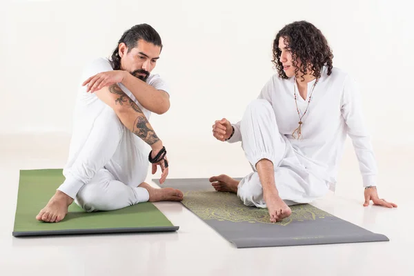 Instructor Yoga Está Enseñando Yoga Hombre Joven — Foto de Stock