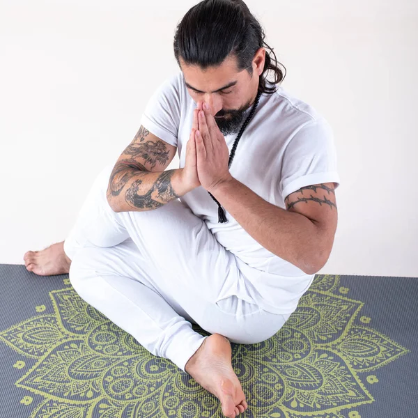 Hombre Vestido Blanco Haciendo Yoga Sobre Una Alfombra Sobre Fondo — Foto de Stock