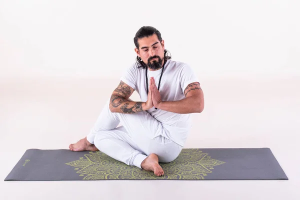 Hombre Vestido Blanco Haciendo Yoga Sobre Una Alfombra Sobre Fondo — Foto de Stock