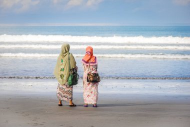 Bali 'deki plajda Müslüman kadınlar,