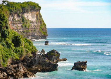 Endonezya, Bali 'de kayalık bir kıyı şeridi manzarası
