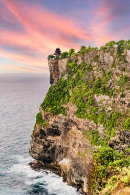 Uluwatu Tapınağı Bali 'nin güney ucunda, Kuta Güney Bölgesi, Pecatu Köyü' nde yer almaktadır..