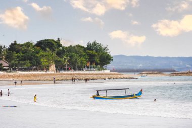 Bali, Endonezya - Şubat 2017: Kuta, Bali, Endonezya 'da bulunan geleneksel bir Bali balıkçı teknesi.