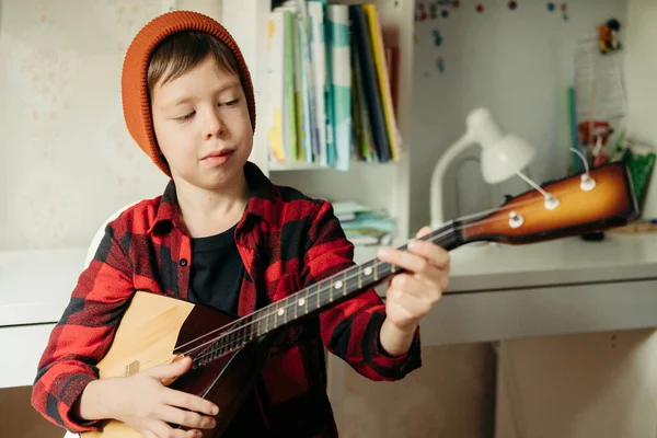 Мальчик Красной Шляпе Клетчатой Рубашке Играет Балалайке Красавчик Держит Гитару — стоковое фото