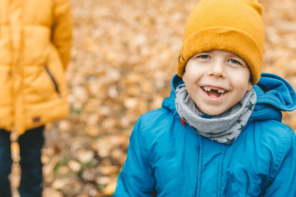 Портрет Усміхненого Хлопчика Капелюсі Синя Куртка Відкритому Повітрі Тлі Жовтого — стокове фото