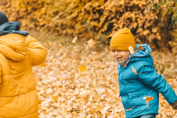Хлопчики Куртці Розсіюють Листя Осінньому Парку Дитина Радіє Осіннім Листям — стокове фото