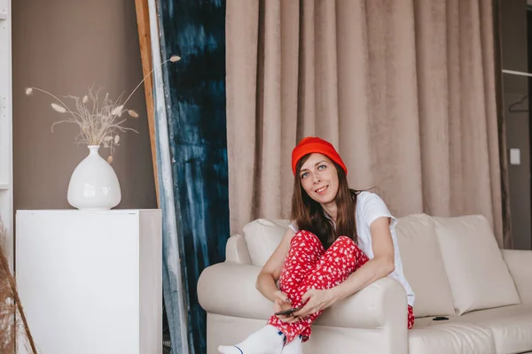 Niña Sonriente Con Sombrero Rojo Pijama Navidad Sentado Sofá Vacaciones — Foto de Stock