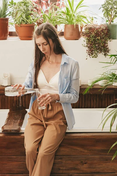 Una Chica Con Pelo Largo Ropa Casa Bebe Agua Limpia — Foto de Stock