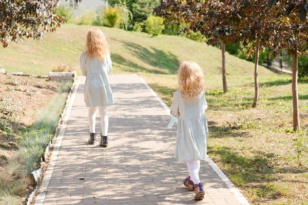 Små Blonda Flickor Med Lockigt Hår Går Sommarpark Söta Och Royaltyfria Stockfoton