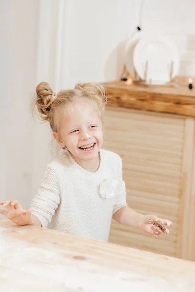Menina Loira Pinta Biscoitos Gengibre Com Creme Branco Criança Decora — Fotografia de Stock