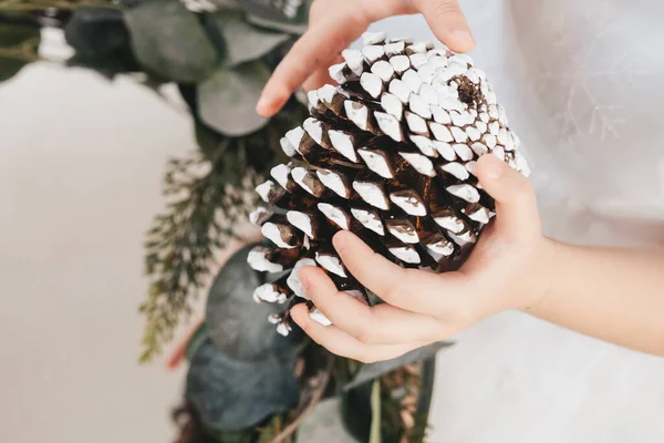 Grande Cone Decorativo Nas Mãos Uma Criança Decoração Natal — Fotografia de Stock