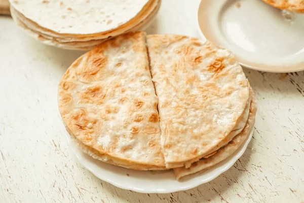 Patatesli Ekmek Beyaz Tahta Bir Masada Geleneksel Müslüman Yemeği Telifsiz Stok Fotoğraflar