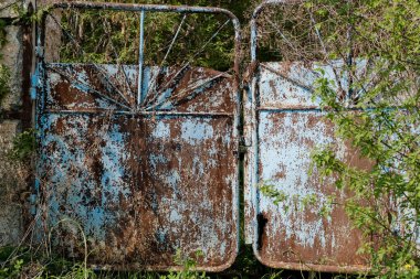 Eski paslı mavi kapı Terk edilmiş bir arsada