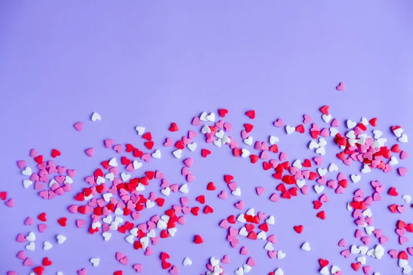 Sevgililer Günü konsepti Menekşe arkaplanındaki küçük kalpler