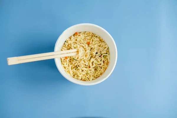 Fideos Instantáneos Con Palillos Madera Sobre Fondo Azul Vista Superior —  Fotos de Stock